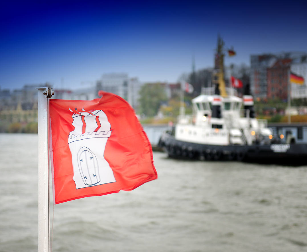 3535_0757 Hamburgflagge im Wind - Schlepper vor Hamburg Altona. | Flaggen und Wappen in der Hansestadt Hamburg